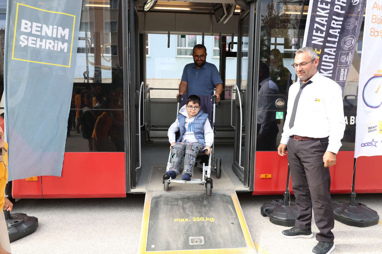 Konya’da Nezaket Otobüsü okul okul geziyor! İçine binen bilinçli iniyor 6